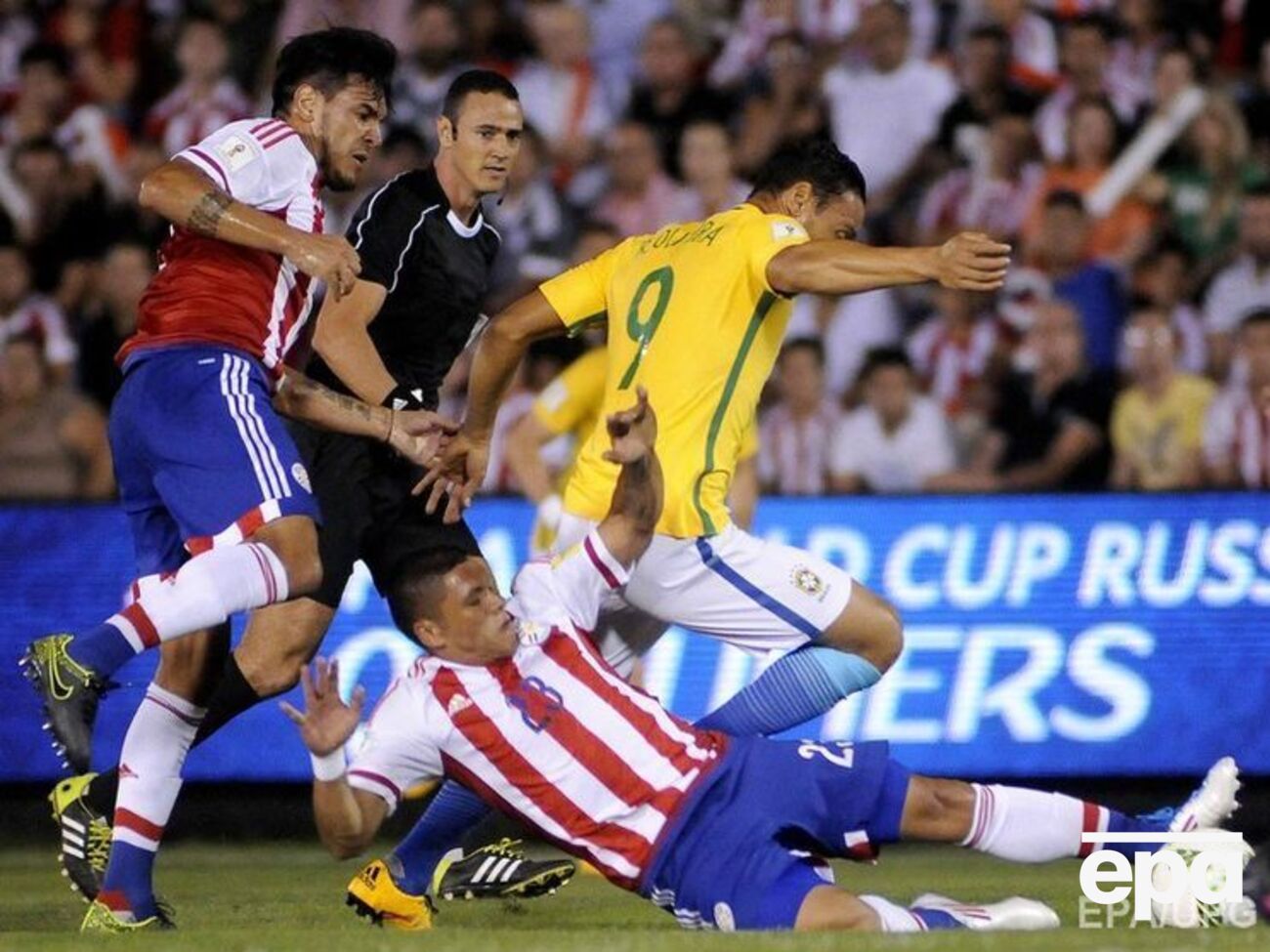 Рикардо Оливьера (в желтой футболке) не заметил, что его "похоронили"