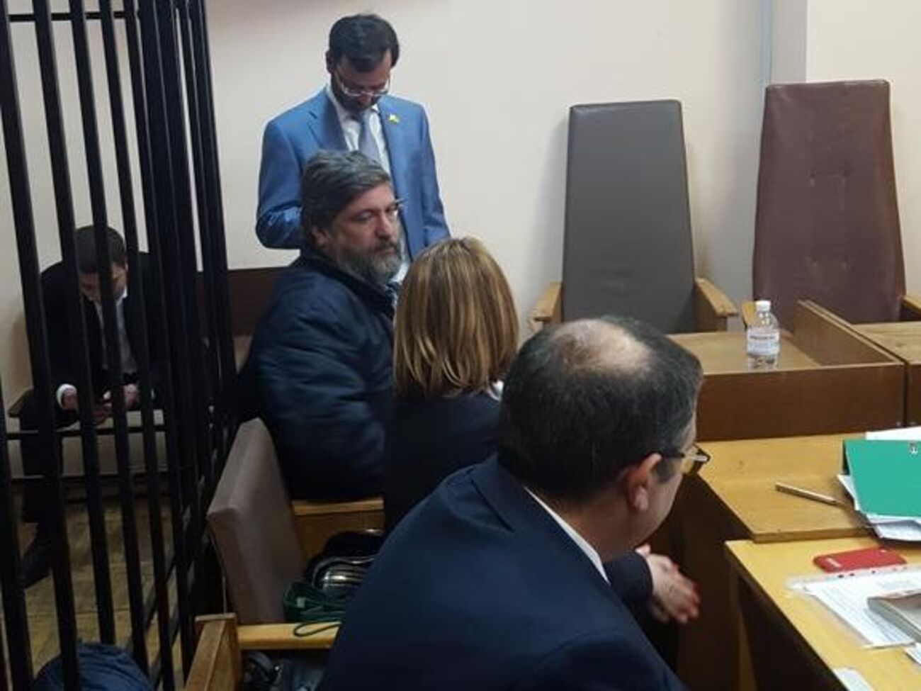 Перелома (сидит в куртке) в зале заседаний Соломенского суда