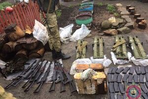 Схрон с оружием был закопан во дворе