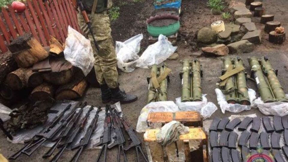 Схрон с оружием был закопан во дворе