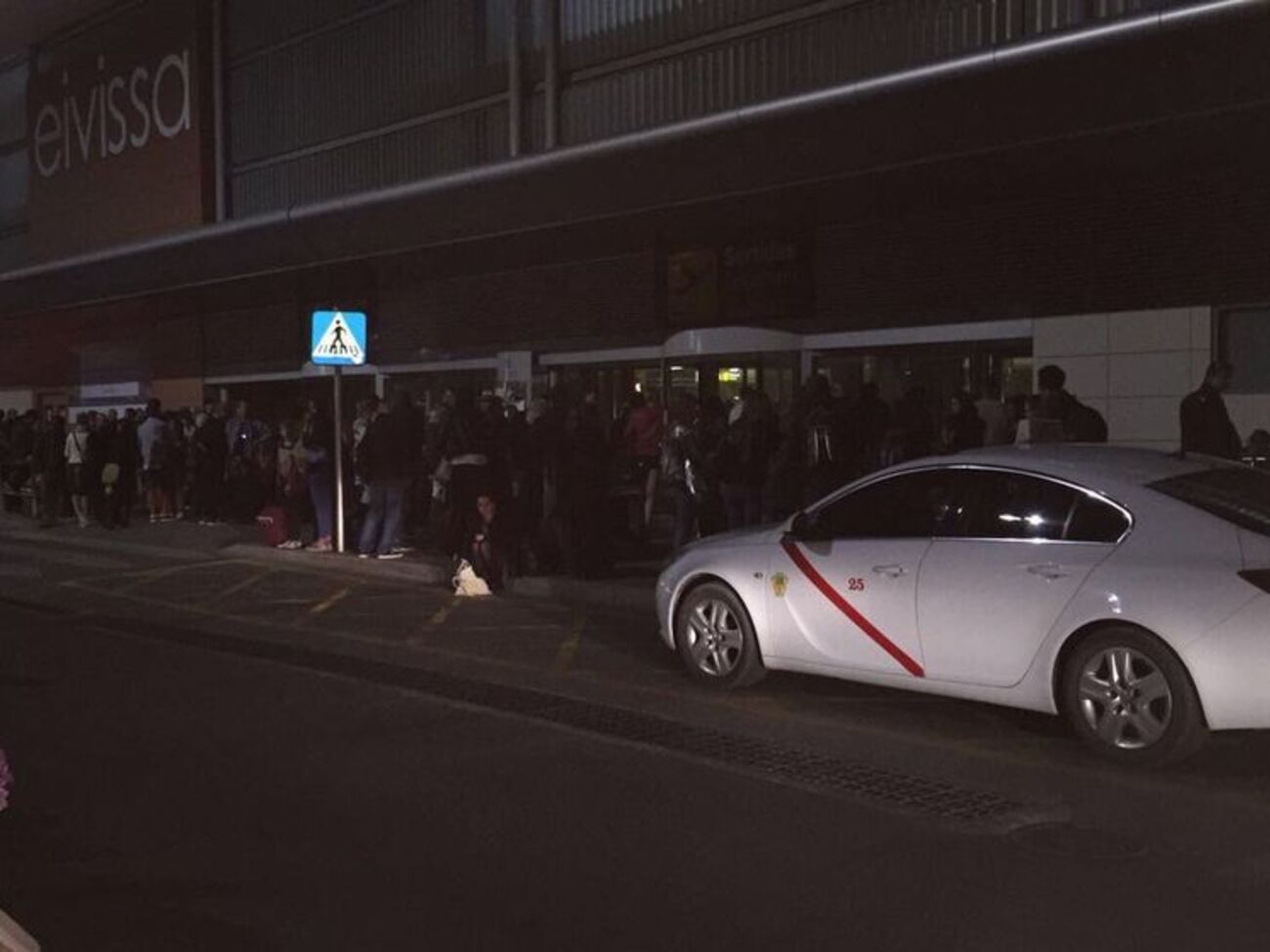 Пасажирів вивели за межі термінала