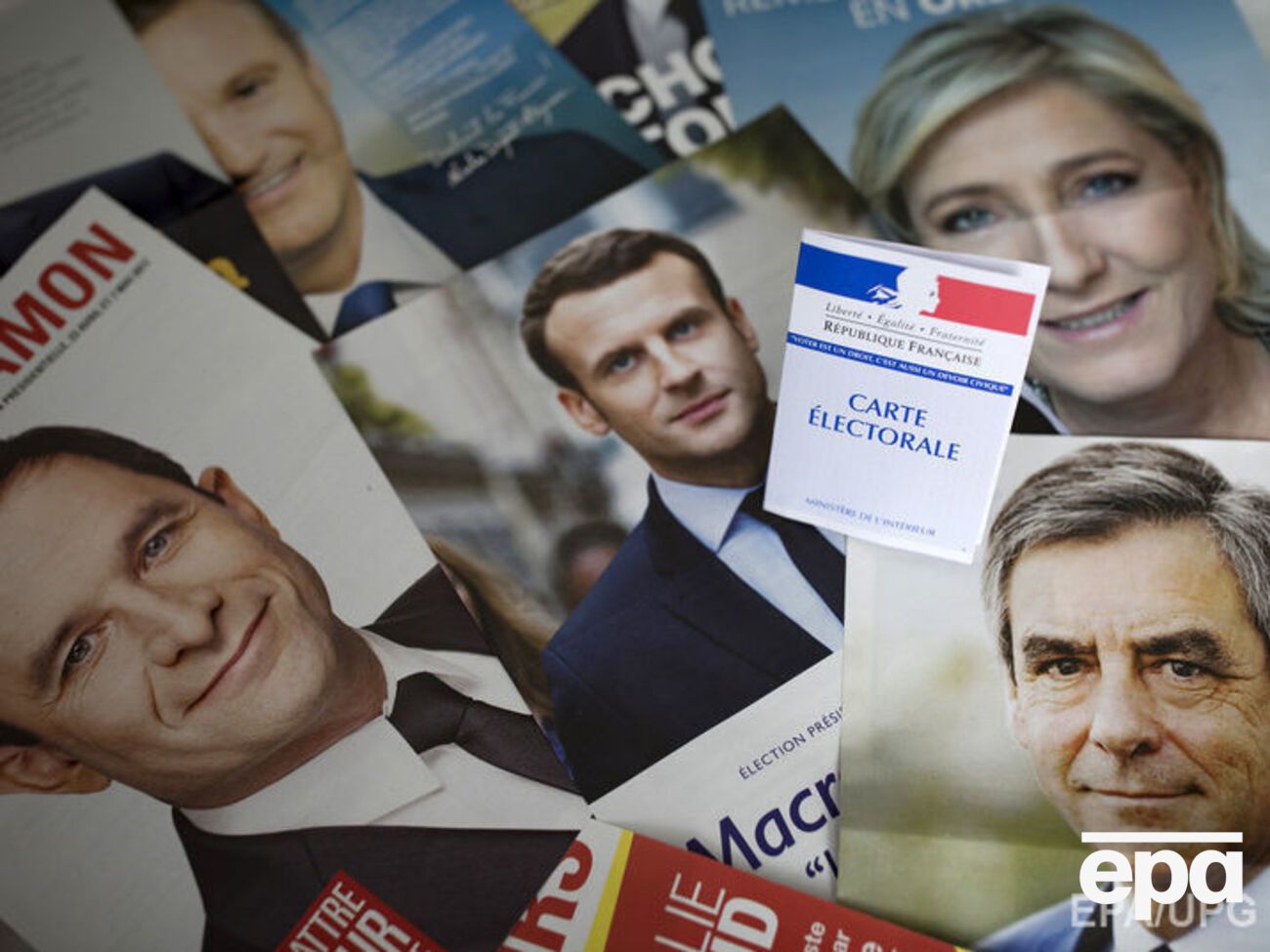 Наибольшие шансы на выход во второй тур, по данным опросов, &ndash; у&nbsp;Марин Ле Пен, Франсуа Фийона и Эммануэля Макрона