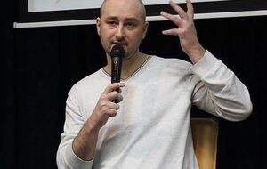 Бабченко: Хошь Ленина посмотреть – десять баксов. Со Сталиным – пятнадцать. Плюнуть на обоих – двадцаточку