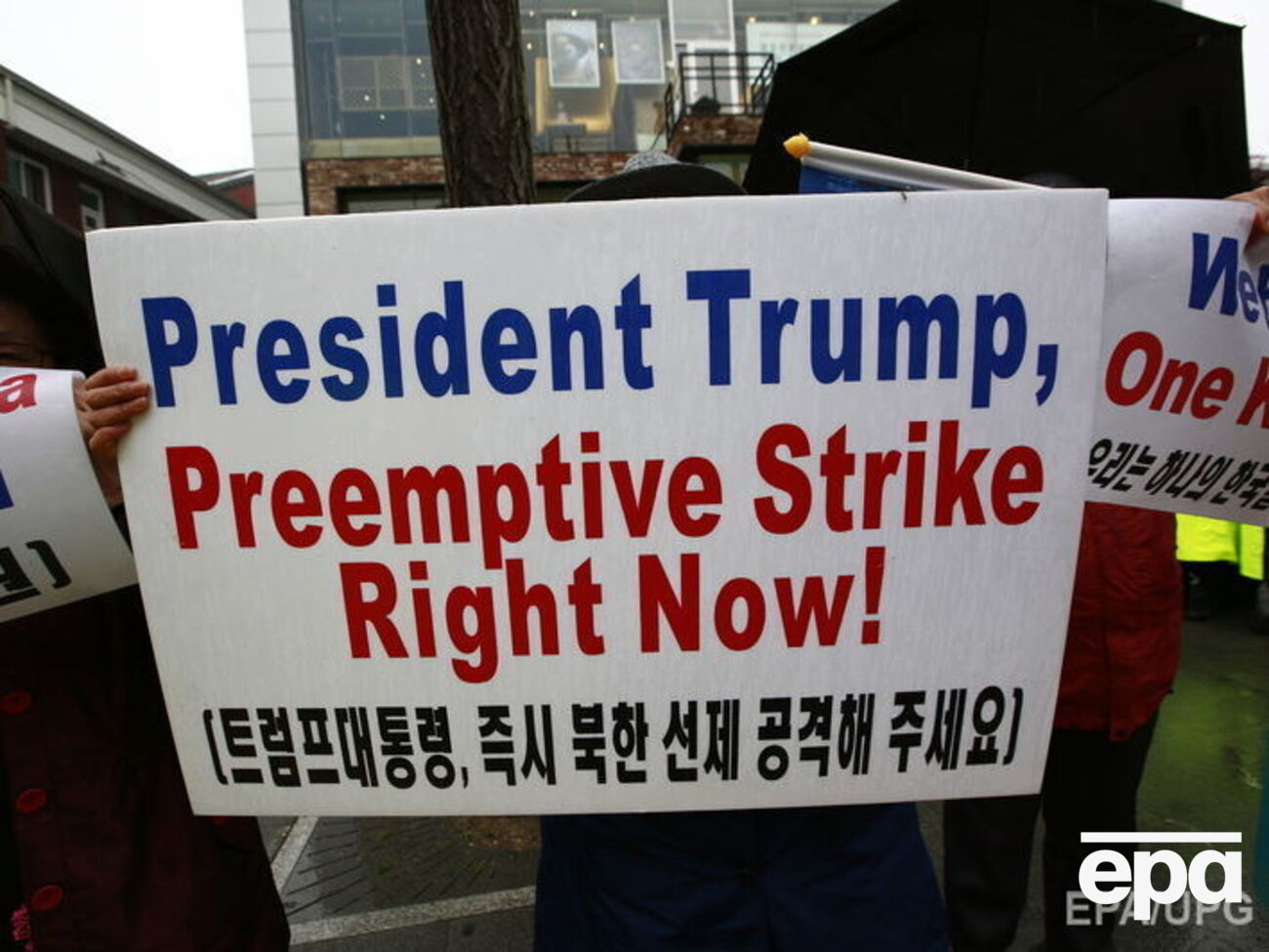 Жителі Південної Кореї під час візиту віце-президента США Майка Пенса до Сеула закликали Вашингтон негайно завдати попереджувального удару по КНДР