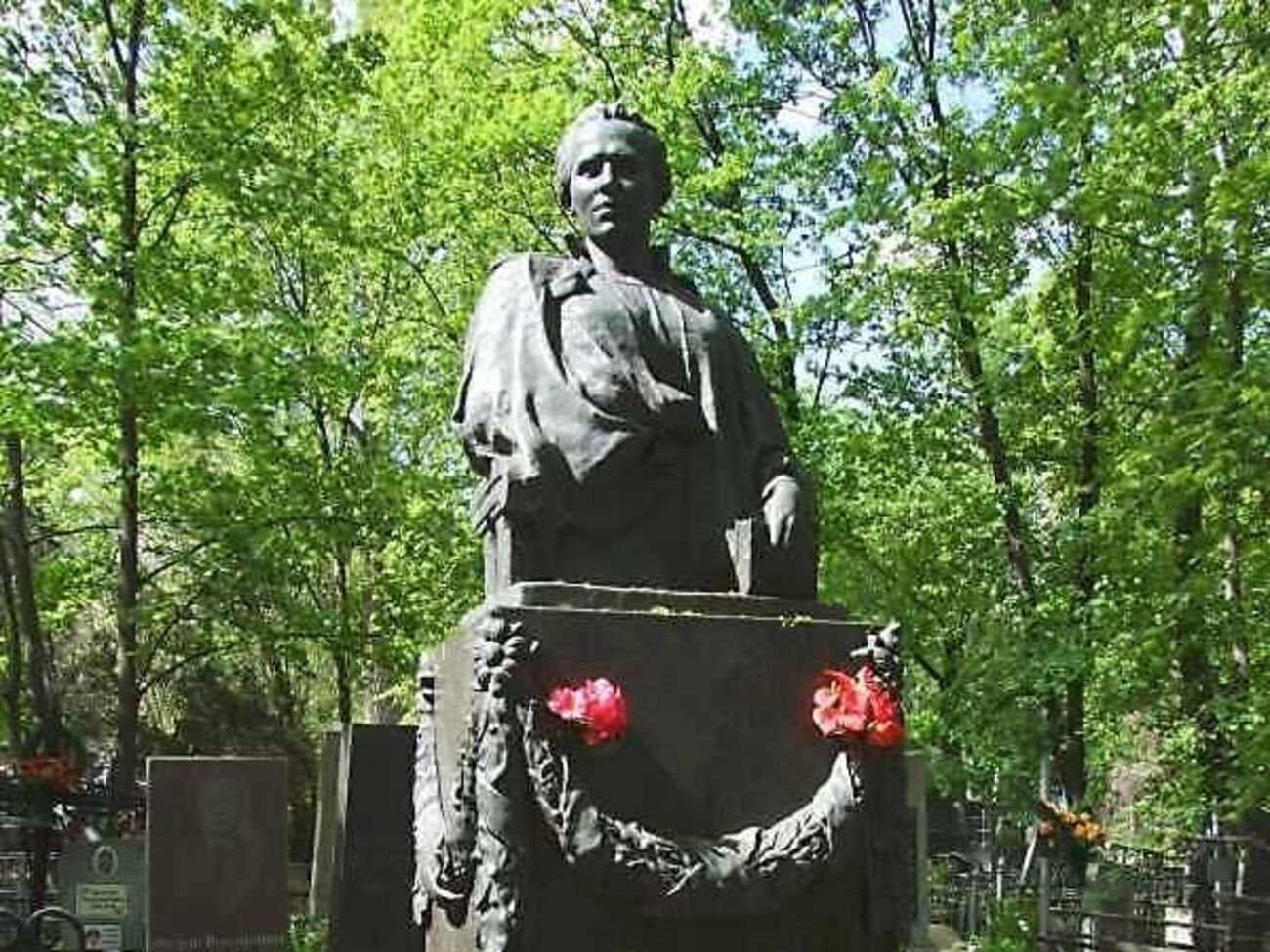 Надгробный памятник на могиле Леси Украинки установили в 1939 году