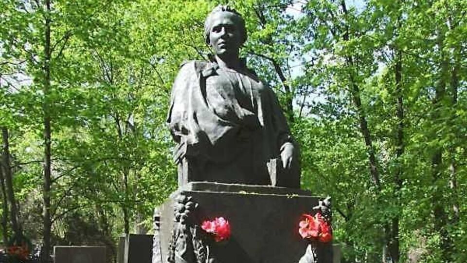 Надгробный памятник на могиле Леси Украинки установили в 1939 году