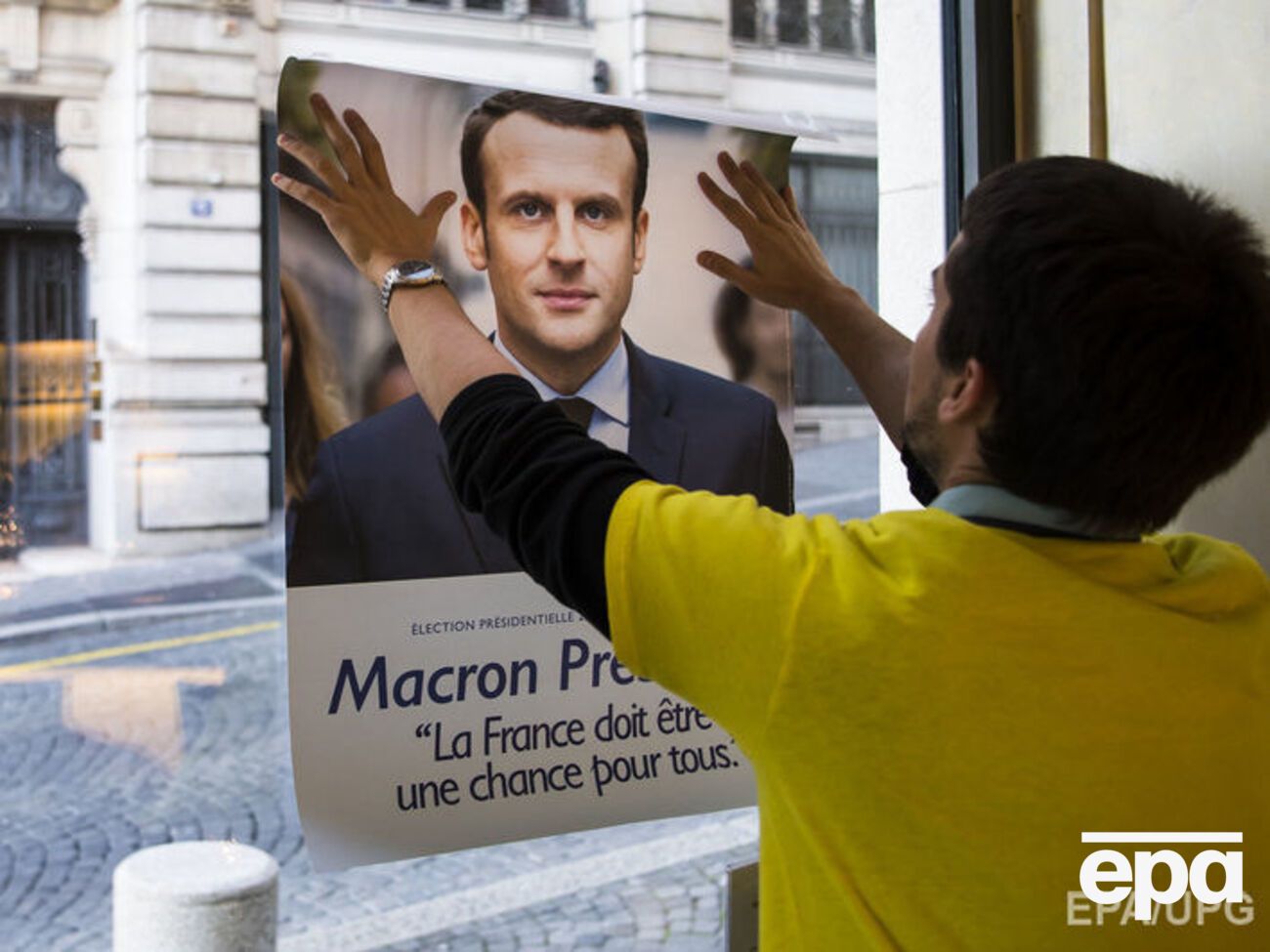 Макрон, згідно з опитуваннями, виграє у Марін Ле Пен у другому турі виборів