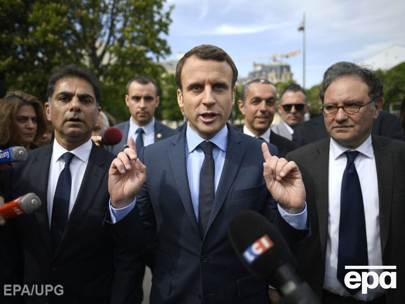 Макрон в первом туре опережает Ле Пен