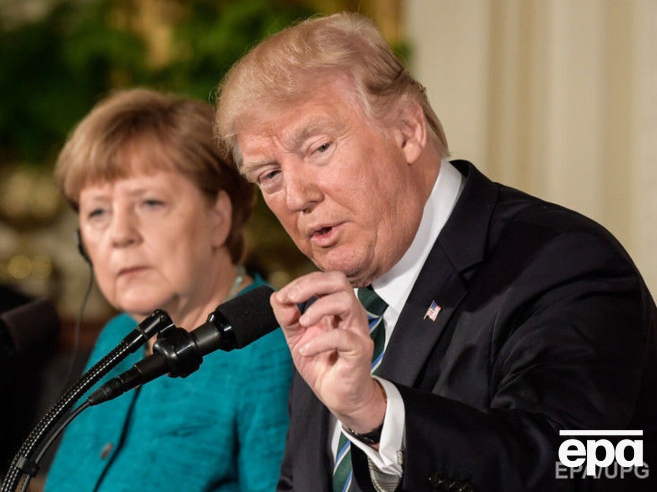Трамп провів телефонну розмову з Меркель