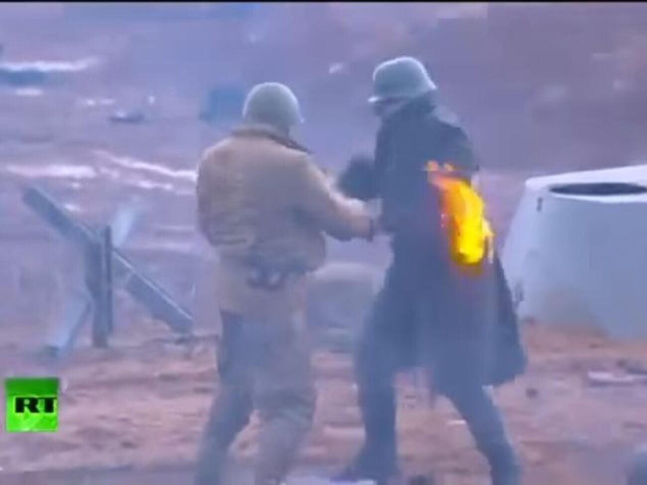 Драка горящего "немца" с советским солдатом