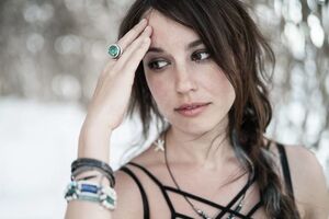 Лена Миро: Если уж ты топишь за патриотизм в России, перевези сюда родственников и не суйся на Украину. Не хочешь или не можешь этого сделать? Тогда не лижи откровенно анус российской власти на концертах в Крыму