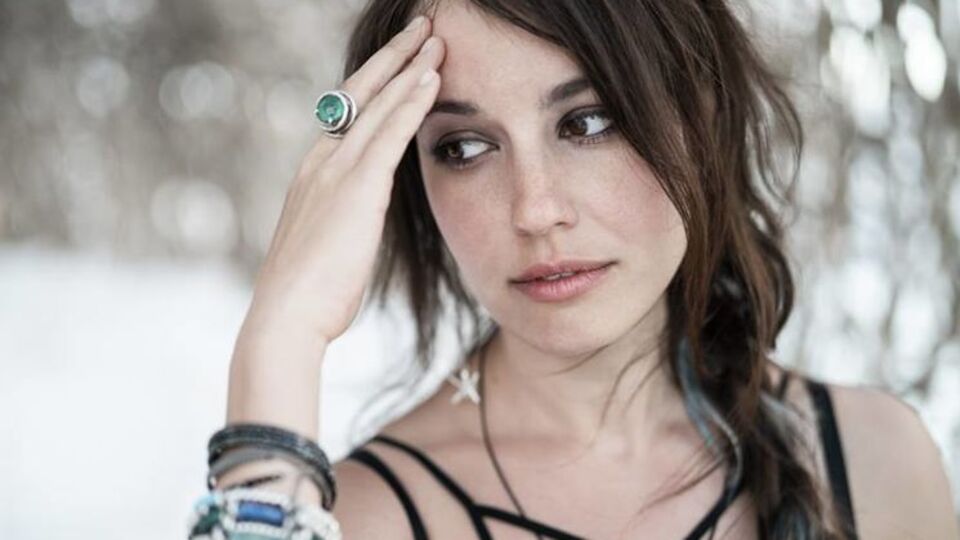 Лена Миро: Если уж ты топишь за патриотизм в России, перевези сюда родственников и не суйся на Украину. Не хочешь или не можешь этого сделать? Тогда не лижи откровенно анус российской власти на концертах в Крыму