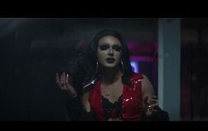 Головний герой нового ролика Hurts – травесті-діва