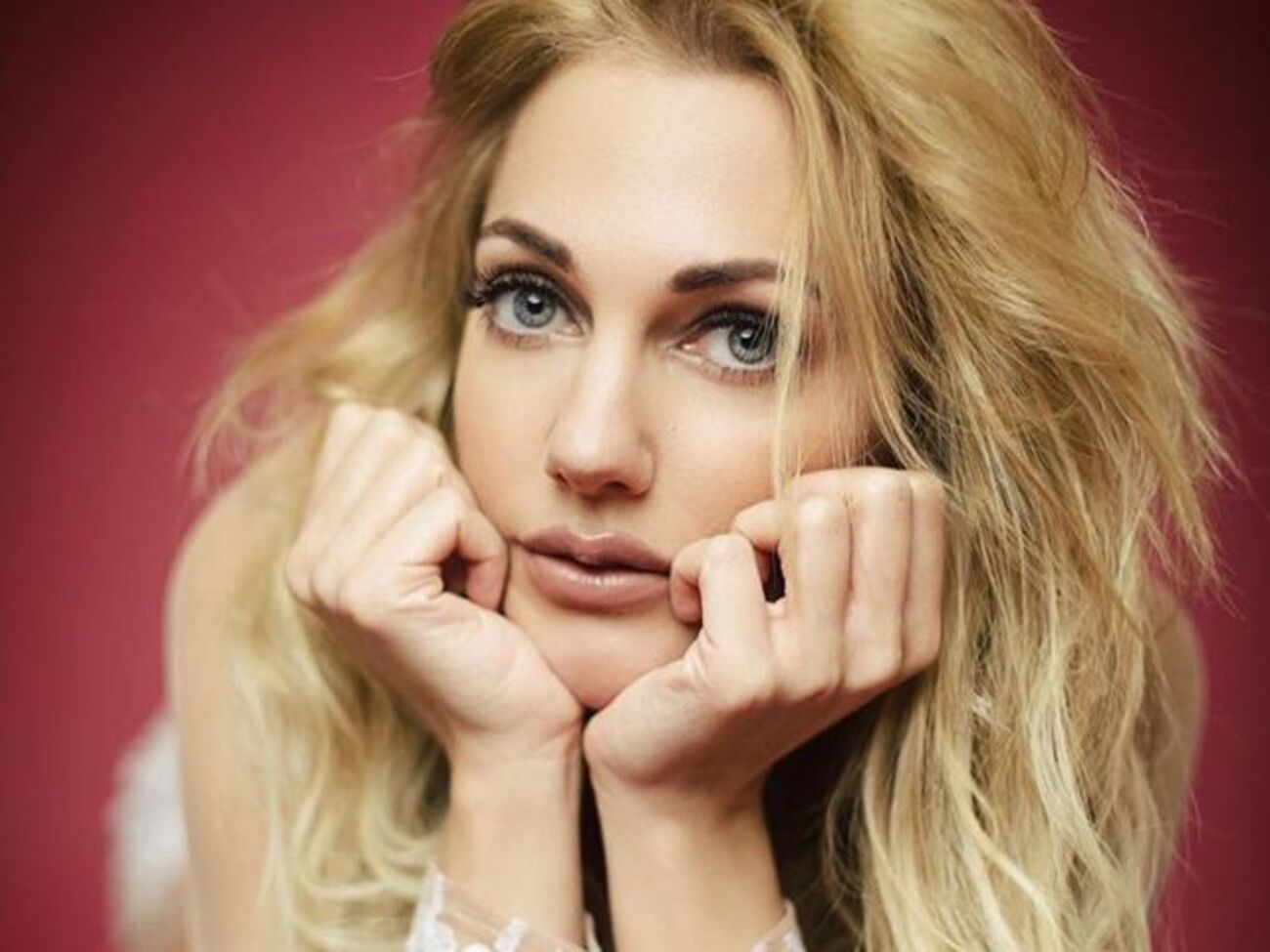 Узерлі знялася в мереживній сукні