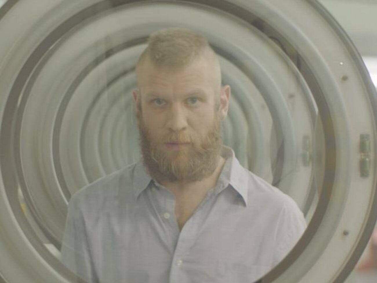 В новом ролике Дорн забрался в стиральную машину