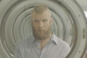 В новом ролике Дорн забрался в стиральную машину