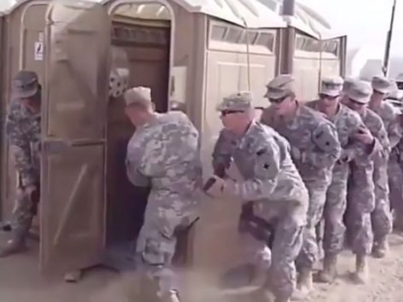 Штурм кабинки туалета