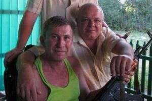 Сергій Дубинський (на передньому плані з автоматом)