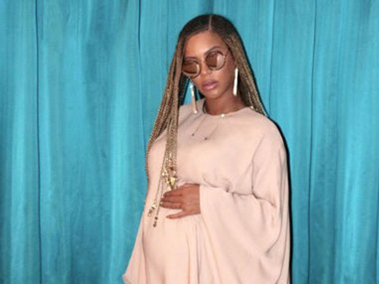 Бейонсе підкреслила круглий живіт обтислою сукнею