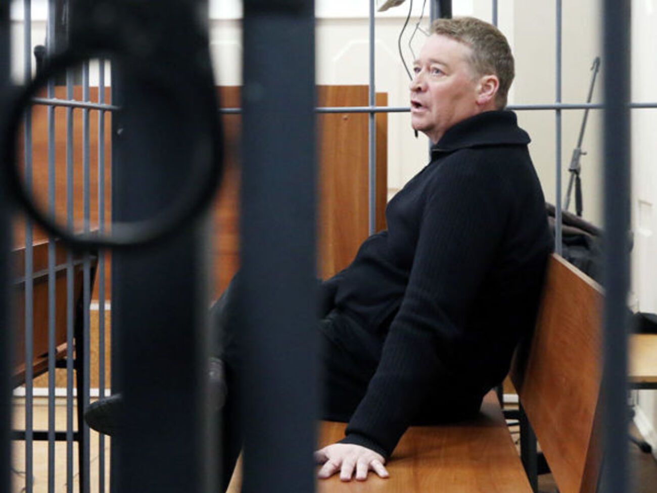 Маркелову выдали черную тюремную робу и одну пару трусов