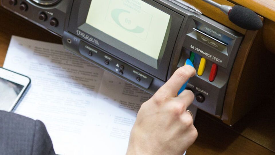 От народных депутатов ожидают положительного голосования по антикоррупционному суду