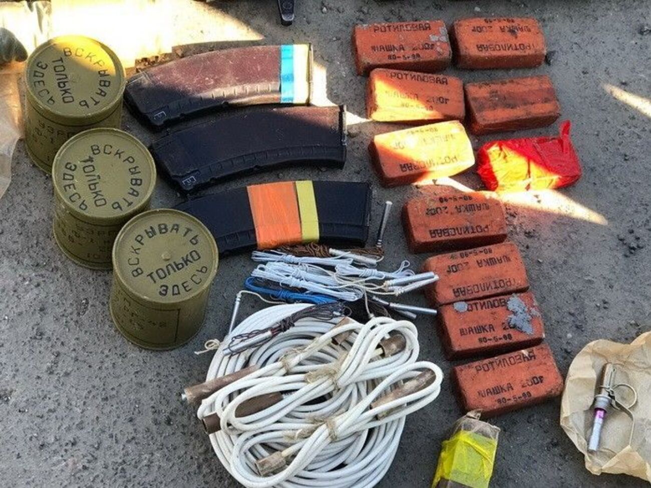 Зловмисників затримали під час спроби збуту зброї