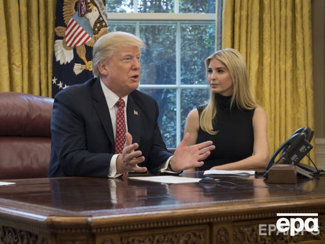 ЗМІ пишуть, що червона кнопка на столі Трампа &ndash; для виклику дворецького з колою