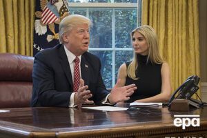 ЗМІ пишуть, що червона кнопка на столі Трампа – для виклику дворецького з колою