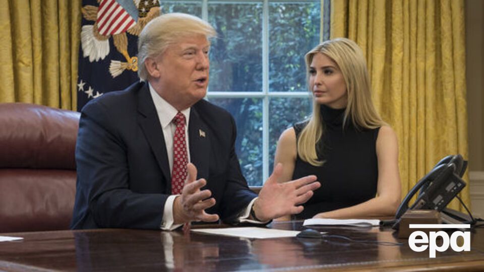 СМИ пишут, что красная кнопка на столе Трампа – для вызова дворецкого с колой