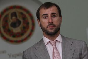 Российские "Мега Трейд" и "Снэк Груп" используют торговые марки, "подозрительно созвучные с украинскими торговыми марками семьи Рыбалки", пишет УНН