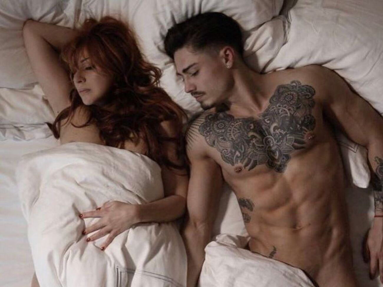 Апина снялась в постели с мужчиной