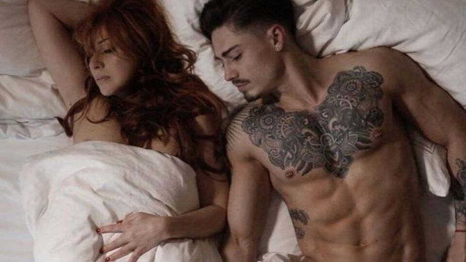 Апина снялась в постели с мужчиной