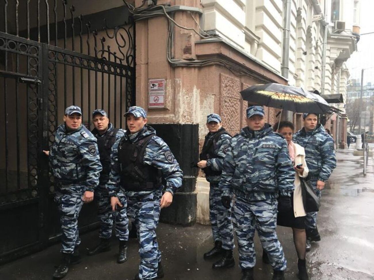 Полицейские возле офиса "Открытой России"