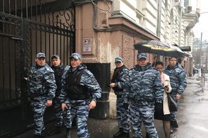 Полицейские возле офиса "Открытой России"