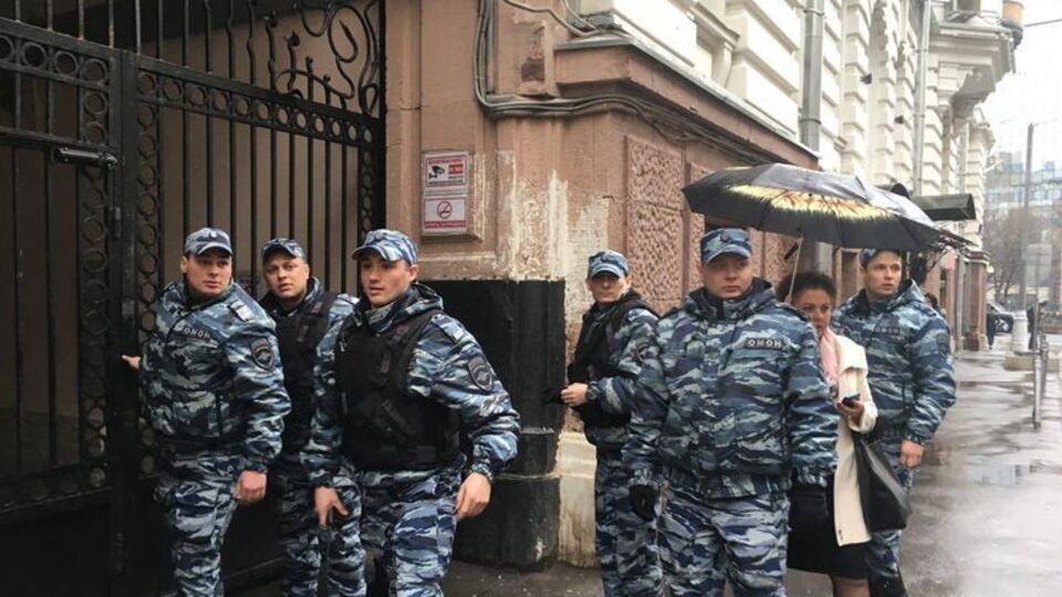 Полицейские возле офиса "Открытой России"
