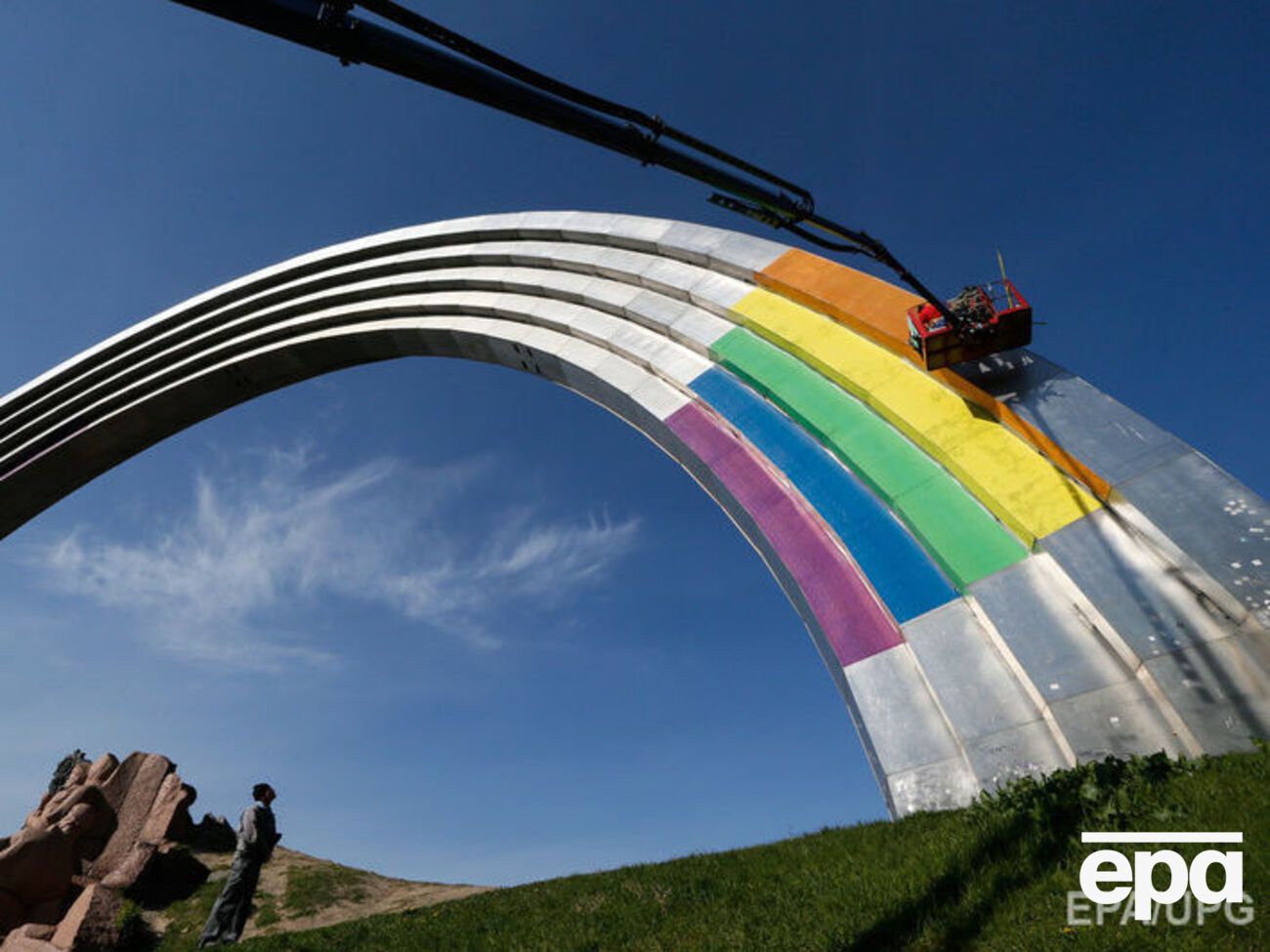 "Правый сектор" и "Свобода" заблокировали работы по раскраске Арки дружбы народов в цвета радуги