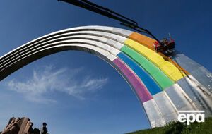 "Правый сектор" и "Свобода" заблокировали работы по раскраске Арки дружбы народов в цвета радуги