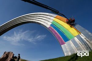 "Правый сектор" и "Свобода" заблокировали работы по раскраске Арки дружбы народов в цвета радуги