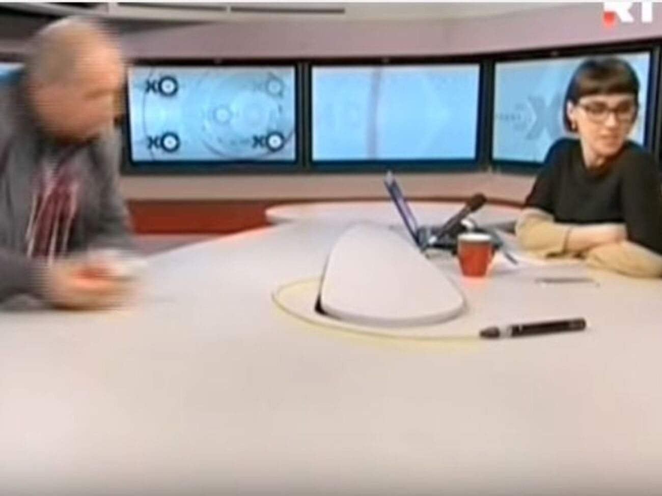 Спочатку Веллер з люті кинув мікрофон