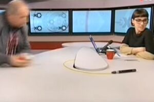 Вначале Веллер в ярости метнул микрофон