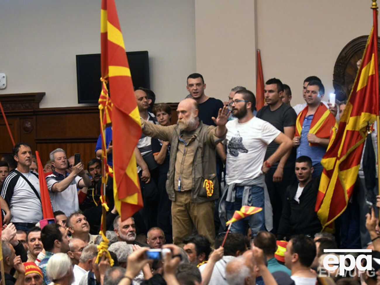 Десятки маніфестантів увірвалися до сесійної зали парламенту