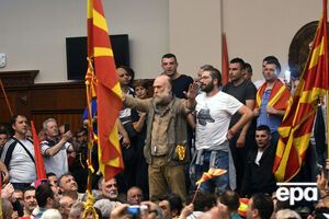 Десятки манифестантов ворвались в сессионный зал парламента