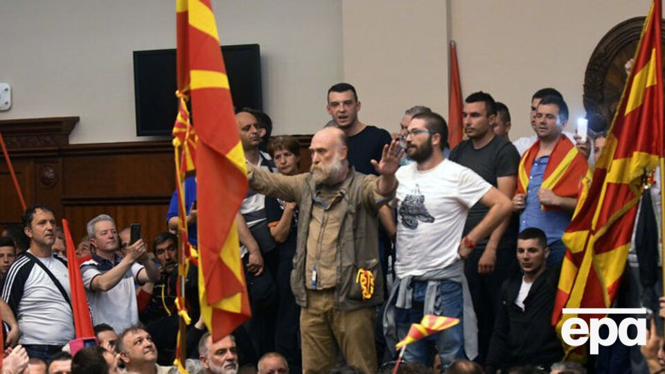 Десятки маніфестантів увірвалися до сесійної зали парламенту