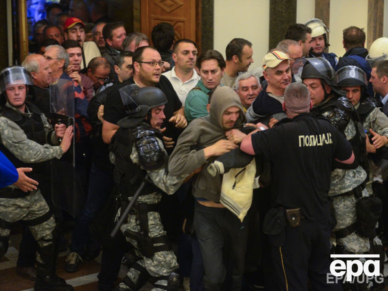 Десятки маніфестантів захопили будівлю парламенту в Скоп'є