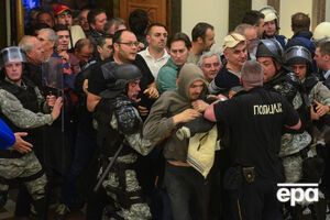 Десятки маніфестантів захопили будівлю парламенту в Скоп'є