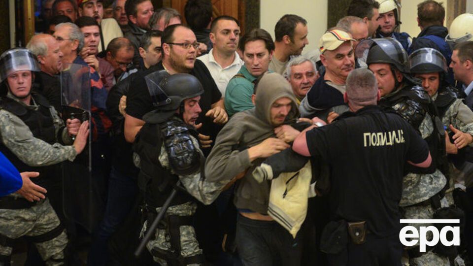 Десятки манифестантов захватили здание парламента в Скопье