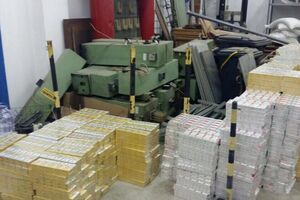 Інспектор провів митне оформлення, "не помітивши" контрабанди