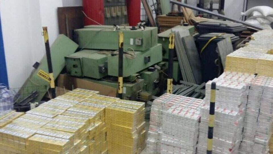 Інспектор провів митне оформлення, "не помітивши" контрабанди