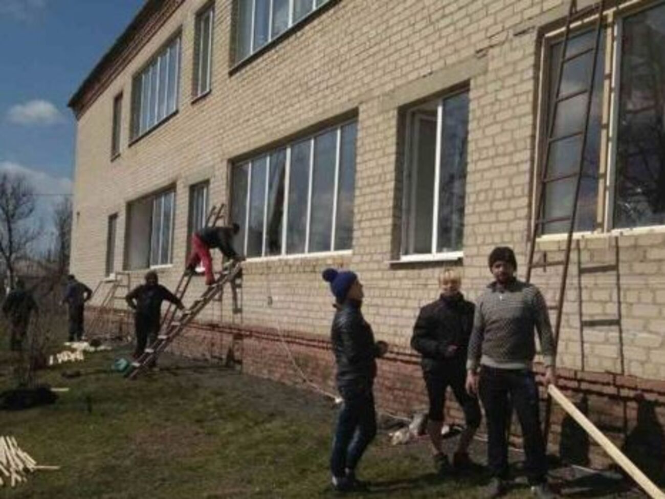 Завершуються роботи з заміни вікон та ремонту покрівель