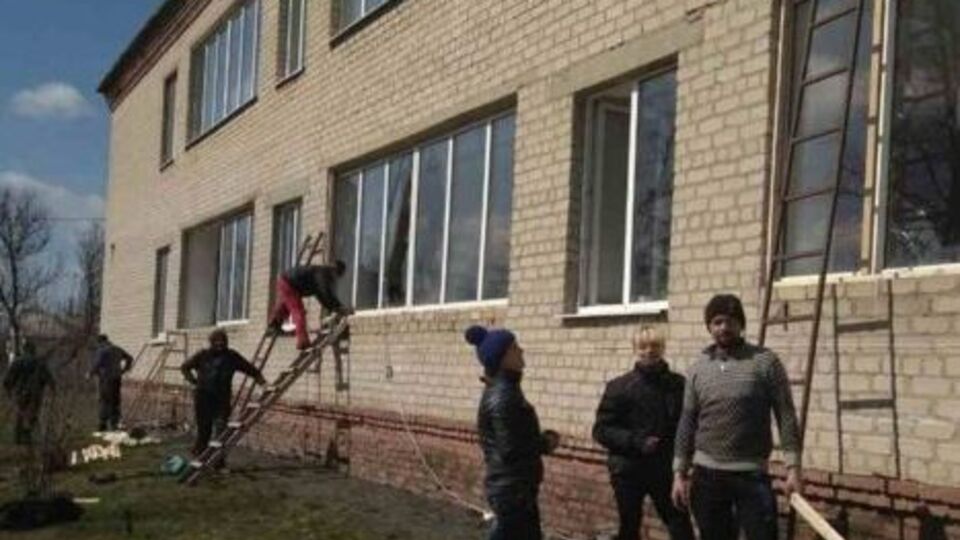 Завершаются работы по замене окон и ремонту кровель